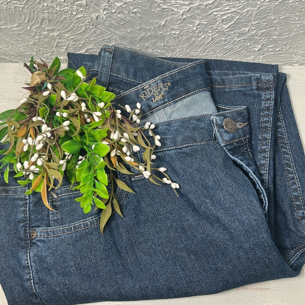NWOT Lee Riders Women’s Relaxed Straight Leg 18 Petite Blue Denim Jeans - Picture 3 of 10